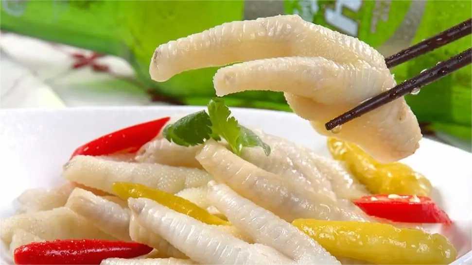 泡椒鳳爪塑料保鮮盒包裝機(jī)：鎖住美味，保鮮每一刻